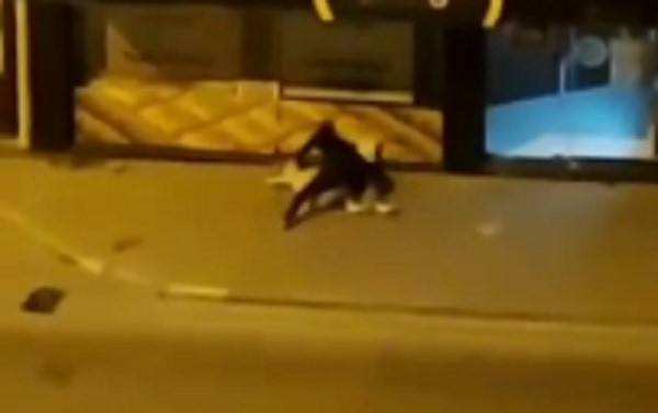 İZMİR'İN BORNOVA İLÇESİNDE BİR KADIN, ERKEK ARKADAŞI OLDUĞU ÖNE SÜRÜLEN