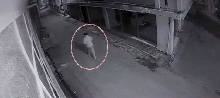 SAKARYA’NIN ADAPAZARI İLÇESİNDE SOKAK ORTASINDA YÜRÜYEN 56 YAŞINDAKİ VATANDAŞ BİRANDA