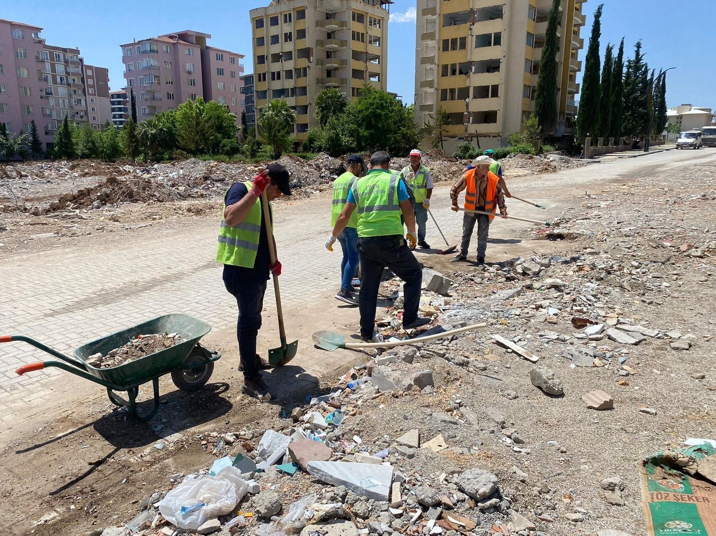 ADIYAMAN’DA, CADDE VE SOKAKLAR BELEDİYE EKİPLERİNCE TEMİZLENİYOR.