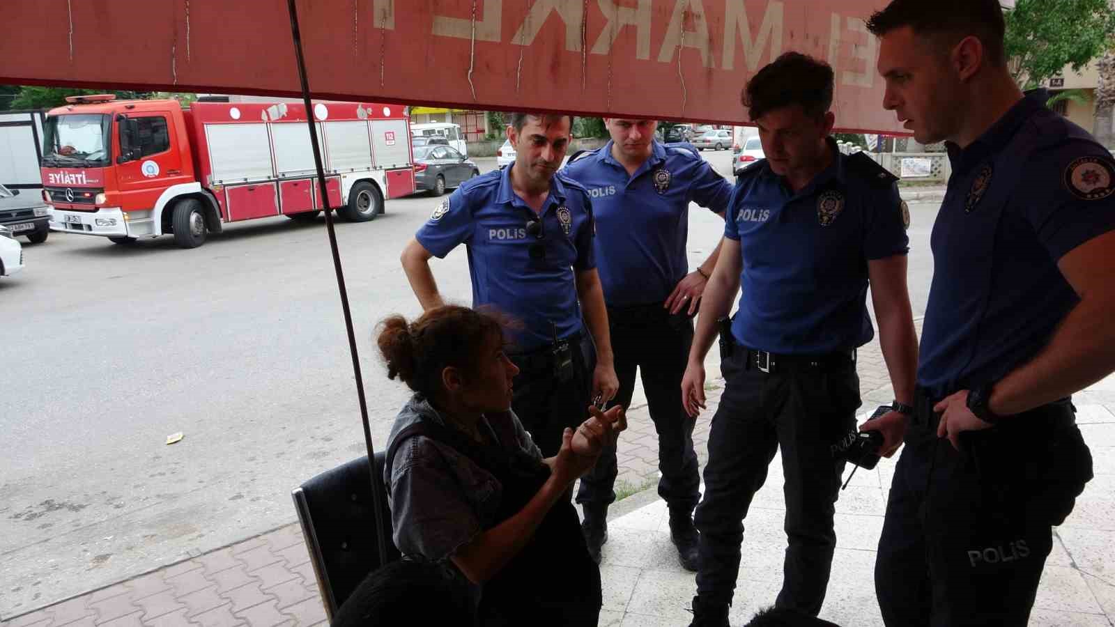 ANTALYA’DA KOLUNDA KELEPÇE İLE DOLAŞAN KADIN EKİPLERİ ALARMA GEÇİRDİ. KELEPÇE