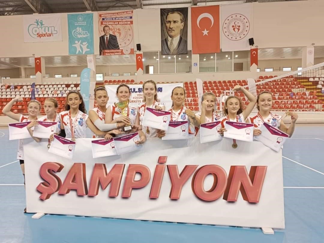 SÖKE BEHİYE HANIM ORTAOKULU VOLEYBOL TAKIMI TÜRKİYE ŞAMPİYONU OLDU