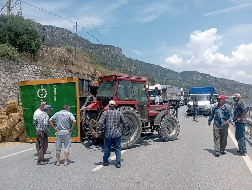 SAMAN YÜKLÜ TRAKTÖR DEVRİLDİ