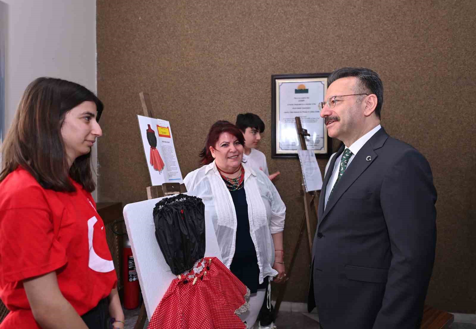 ŞEMSİYE KUMASINDAN ETEK VE BLUZ BEĞENİ TOPLADI