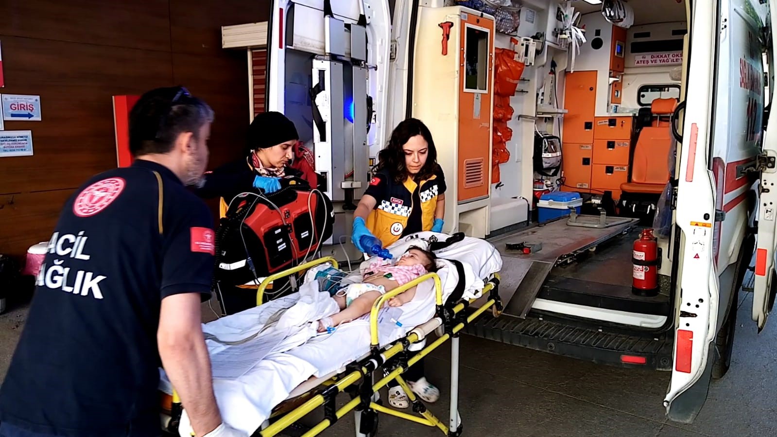 ACİL SERVİSTE DOKTORLARIN HAYATA DÖNDÜRDÜĞÜ BEBEK, AMBULANSLA BURSA YÜKSEK İHTİSAS