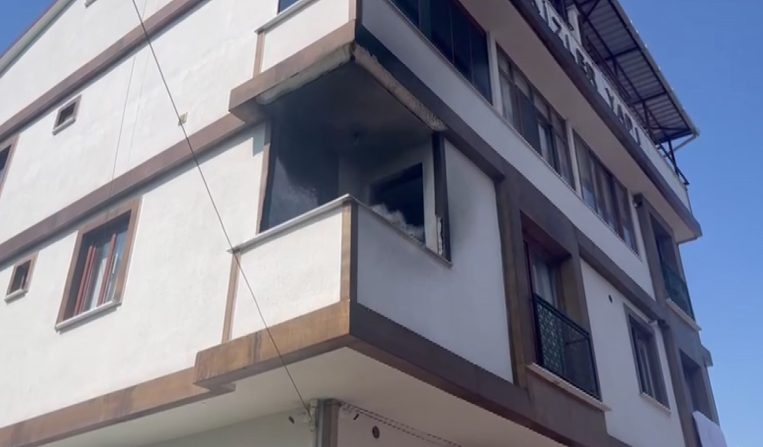 KOCAELİ'NİN DARICA İLÇESİNDE SÖNDÜRÜLMEYEN SİGARA İZMARİTİ EVDE YANGINDA SEBEP OLDU.