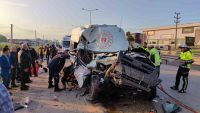 BURSA’NIN İNEGÖL İLÇESİNDE SPORCULARI TAŞIYAN MİNİBÜS HAFRİYAT KAMYONUNA ÇARPTI. KAZADA