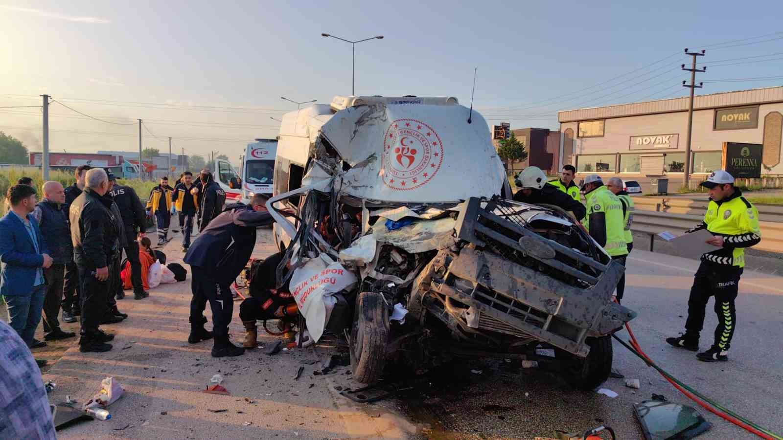 Sporcuları taşıyan minibüs hafriyat kamyonuna çarptı: 1 ölü, 16 yaralı BURSA’NIN İNEGÖL İLÇESİNDE SPORCULARI TAŞIYAN MİNİBÜS HAFRİYAT KAMYONUNA ÇARPTI. KAZADA