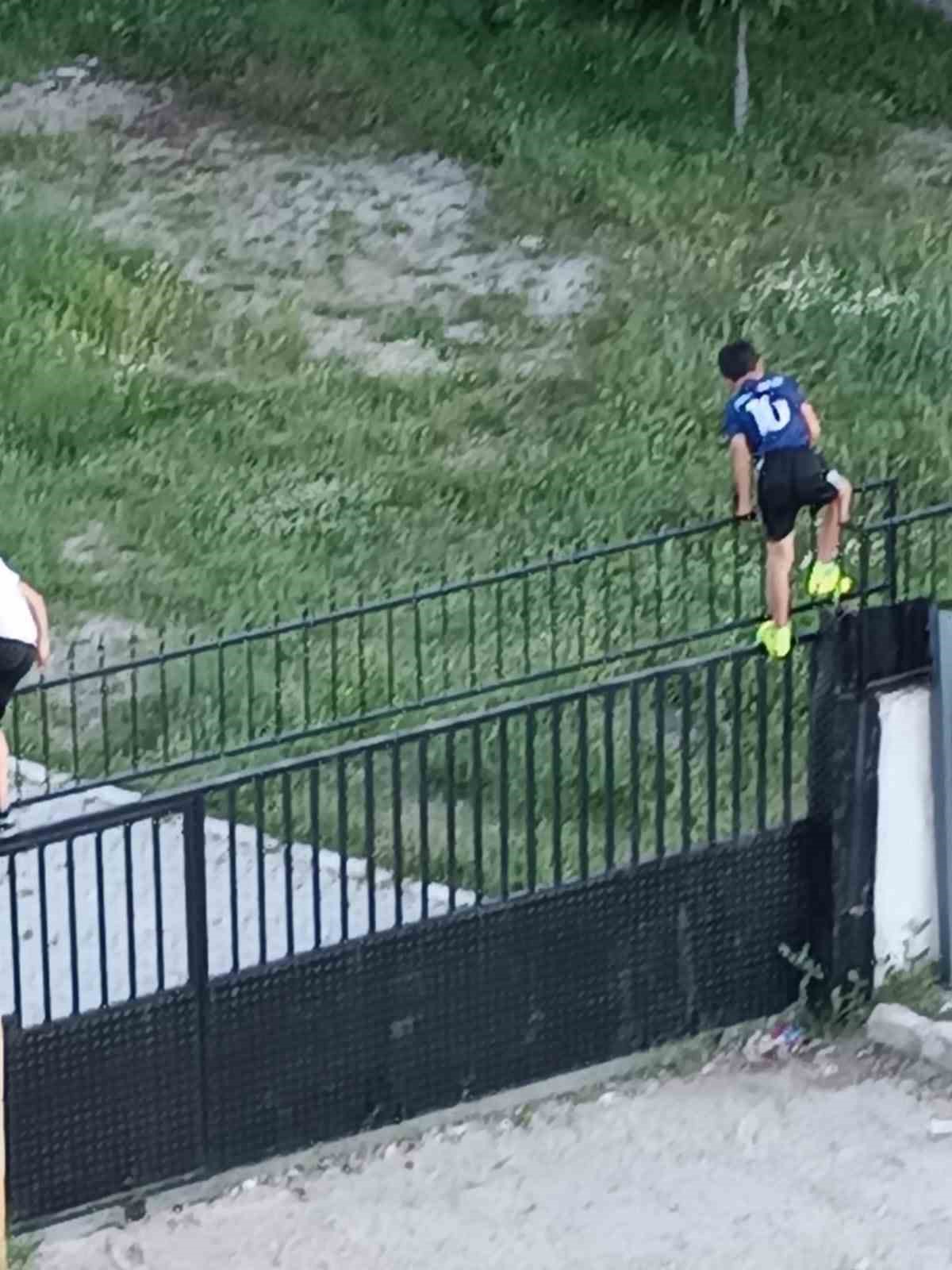 DENİZLİ’DE BULDAN İLÇE STADININ KAPILARININ KAPALI OLMASI NEDENİYLE DEMİR KORKULUKLARDAN