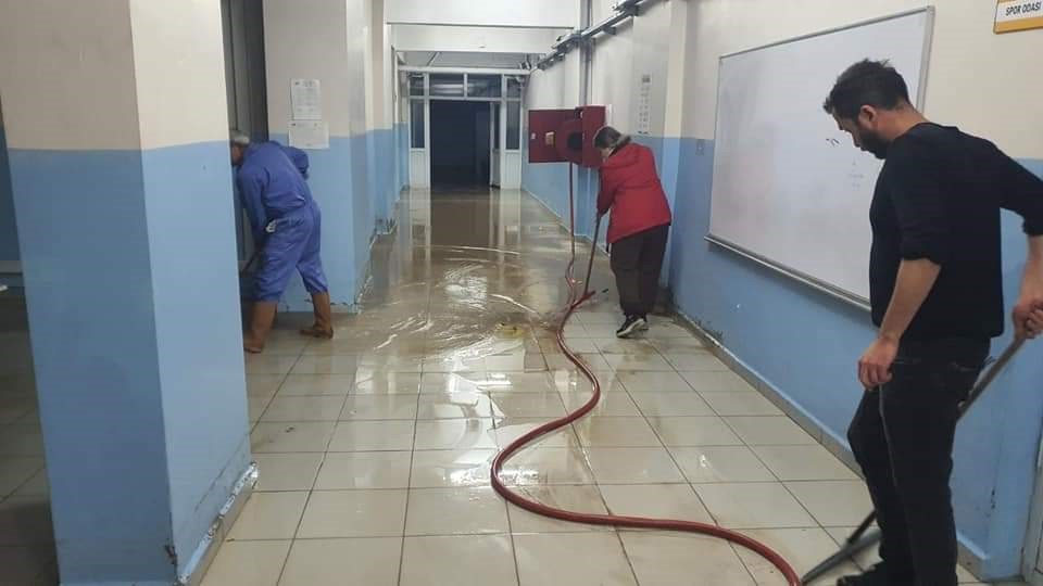 KARABÜK'ÜN ESKİPAZAR İLÇESİNDE SAĞANAK YAĞMUR SONRASINDA SU BASAN OKULDA TEMİZLİK