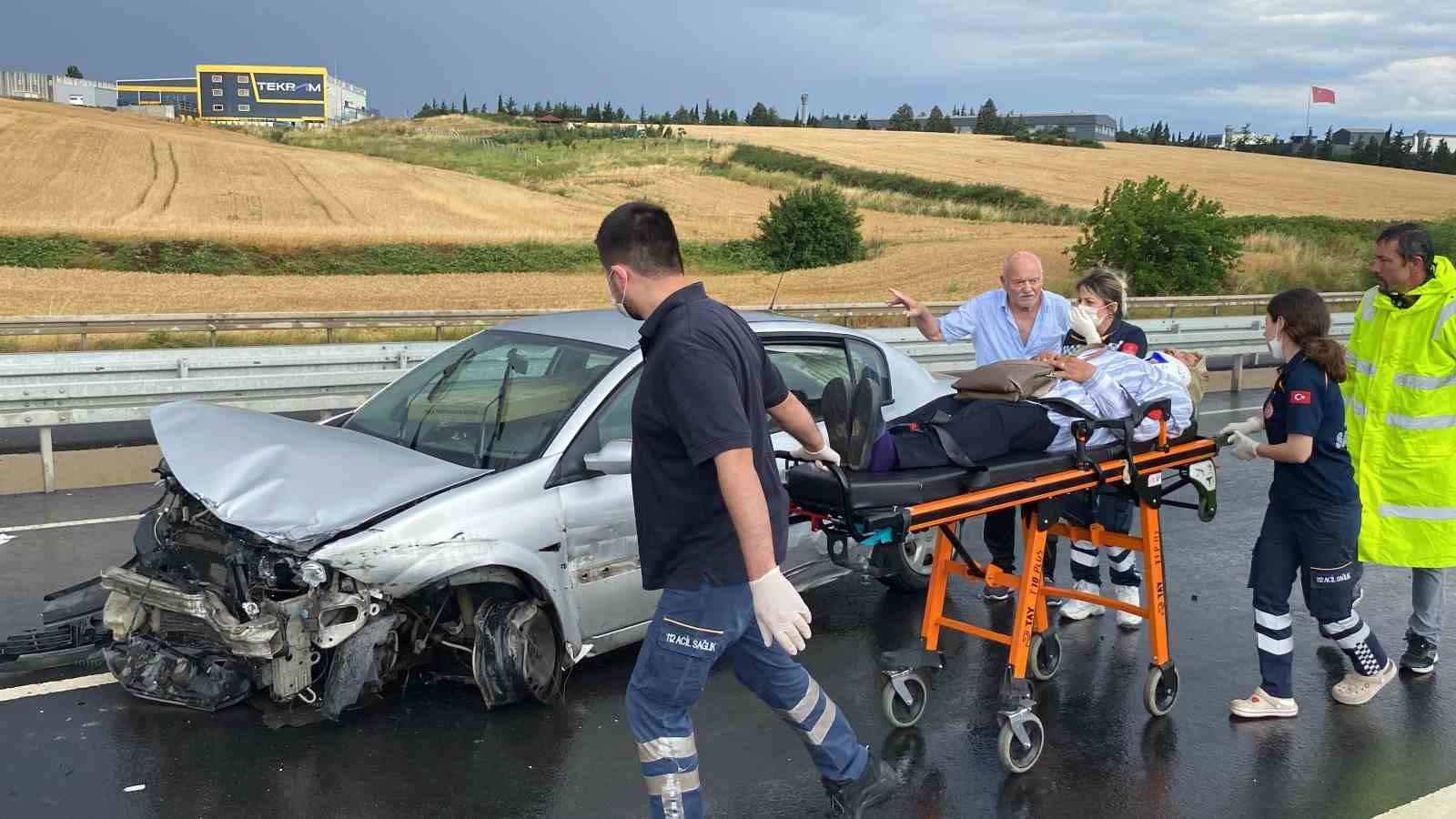 TEKİRDAĞ ÇORLU’DA SU BİRİKİNTİSİNE KAPILAN ARAÇ, KONTROLDEN ÇIKARAK BARİYERLERE ÇARPTI.