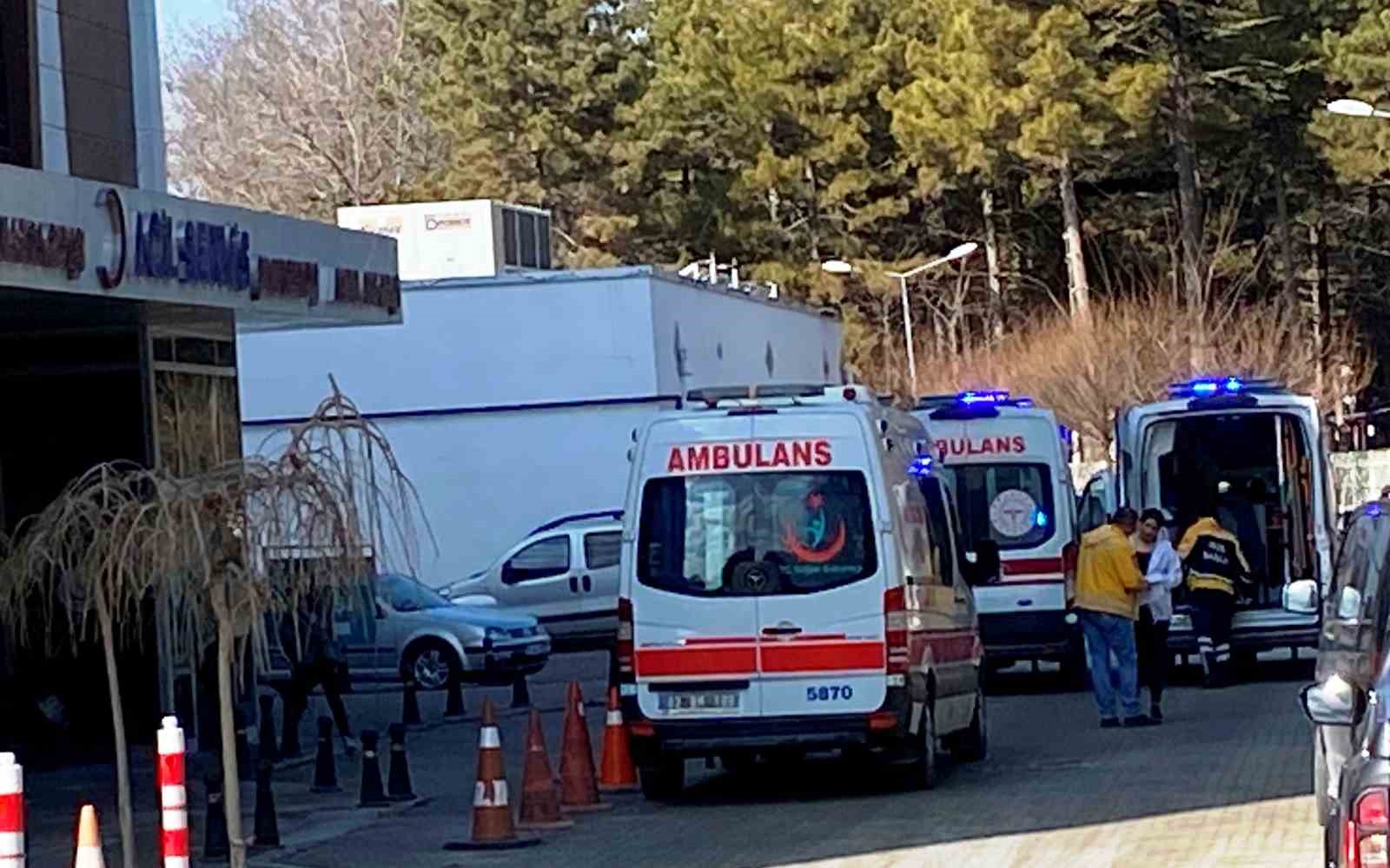 YARALILAR, OLAY YERİNE SEVK EDİLEN AMBULANSLARLA KULU DEVLET HASTANESİNE KALDIRILDI