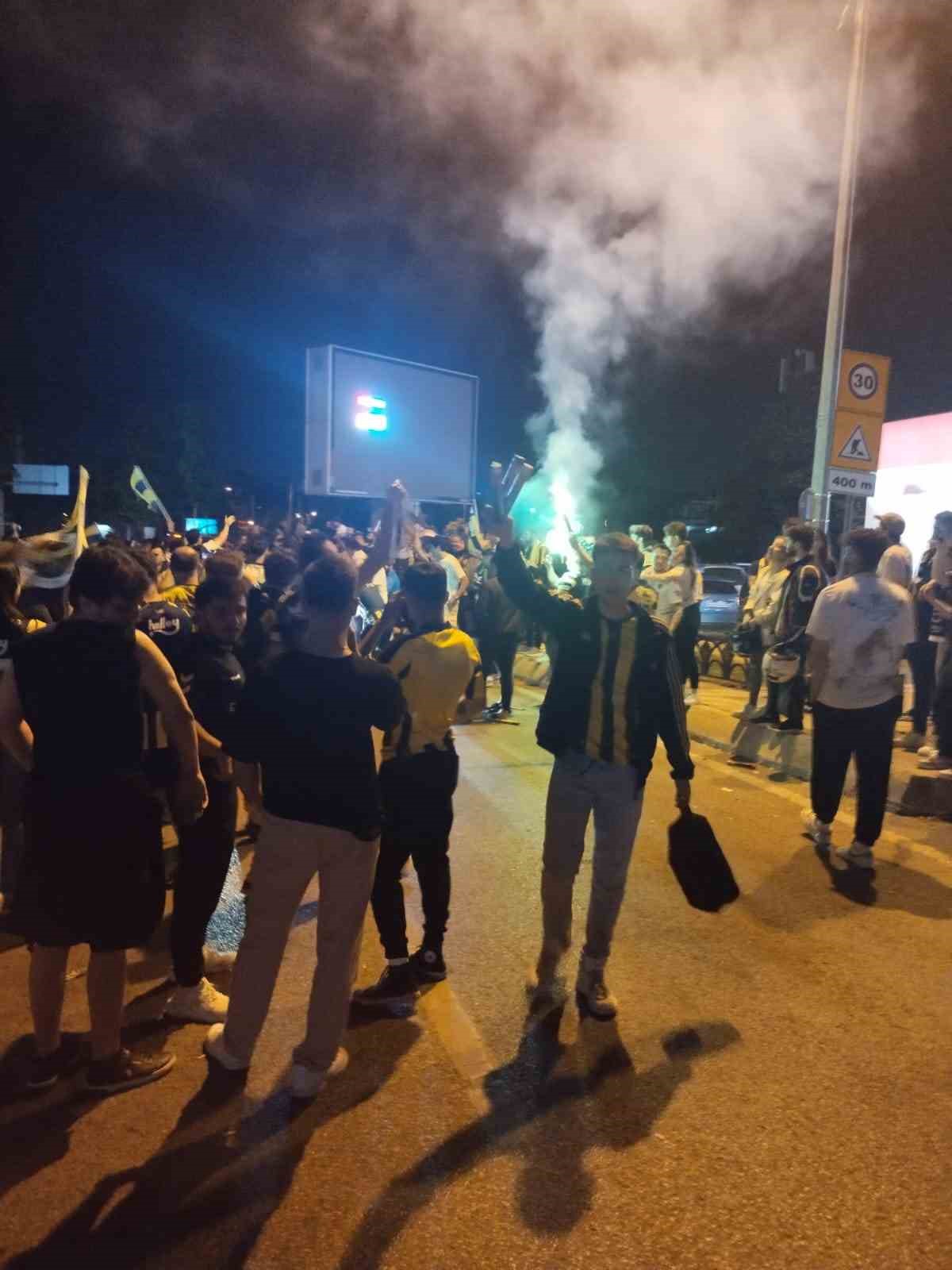ŞÜKRÜ SARAÇOĞLU STADI ÖNÜNDE KUPA COŞKUSU