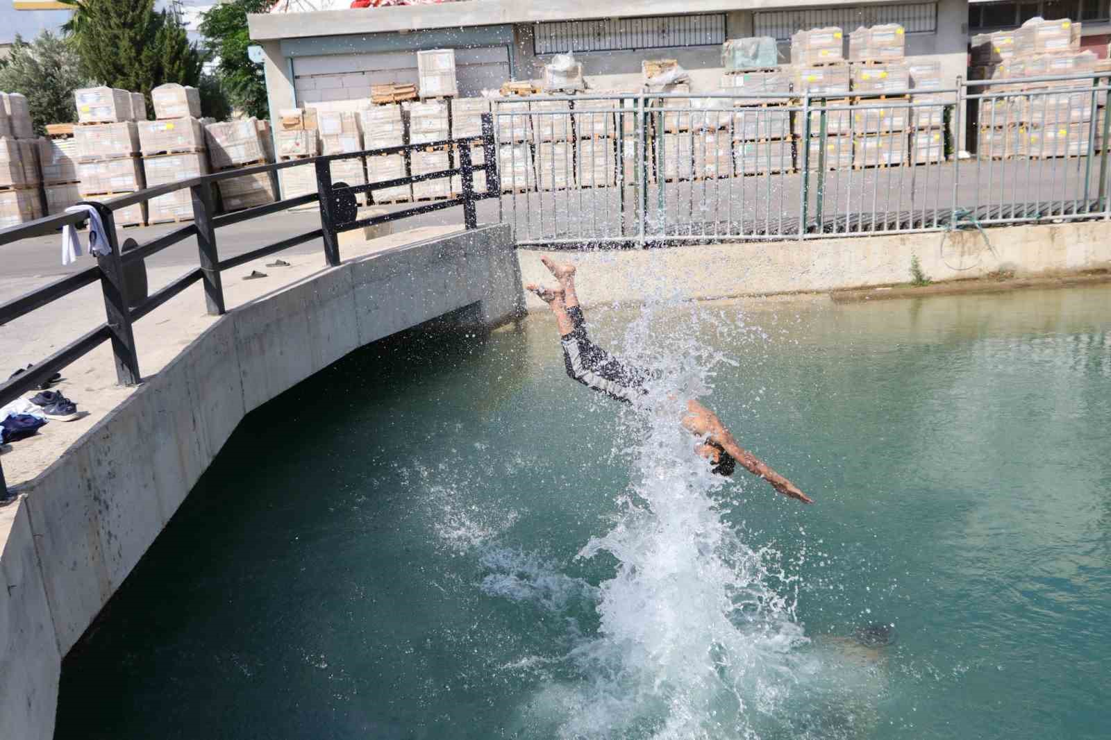 BURSA'NIN, OSMANGAZİ İLÇESİ KIRSAL KARABALÇIK MAHALLESİ'NDE SERİNLEMEK SULAMA KANALINA GİREN