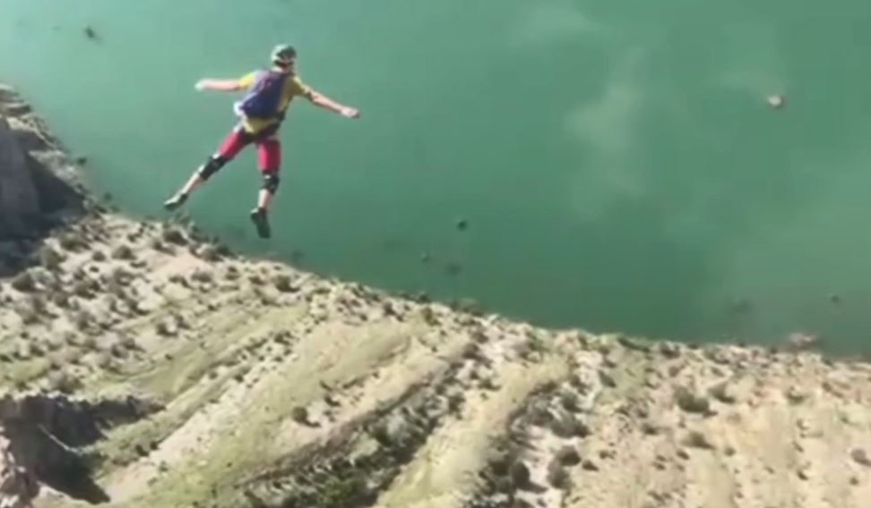 YUSUFELİ BARAJI NEDENİYLE SULAR ALTINDA KALAN KÖYLER  PARAŞÜT SPORCULARININ