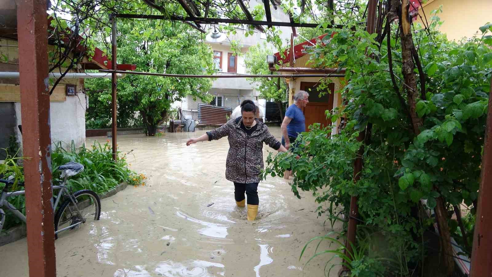 KASTAMONU’DA ÖĞLE SAATLERİNDEN İTİBAREN ETKİLİ OLAN SAĞANAK YAĞIŞ SEBEBİYLE AĞLI,