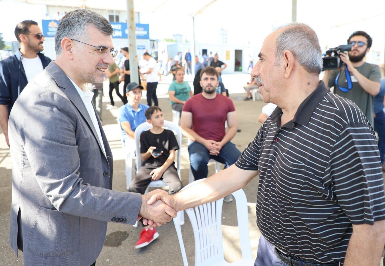 BELEDİYE BAŞKANI HÜSEYİN KESKİN DE BAYRAM NAMAZINI ALANDA BULUNAN VATANDAŞLARLA