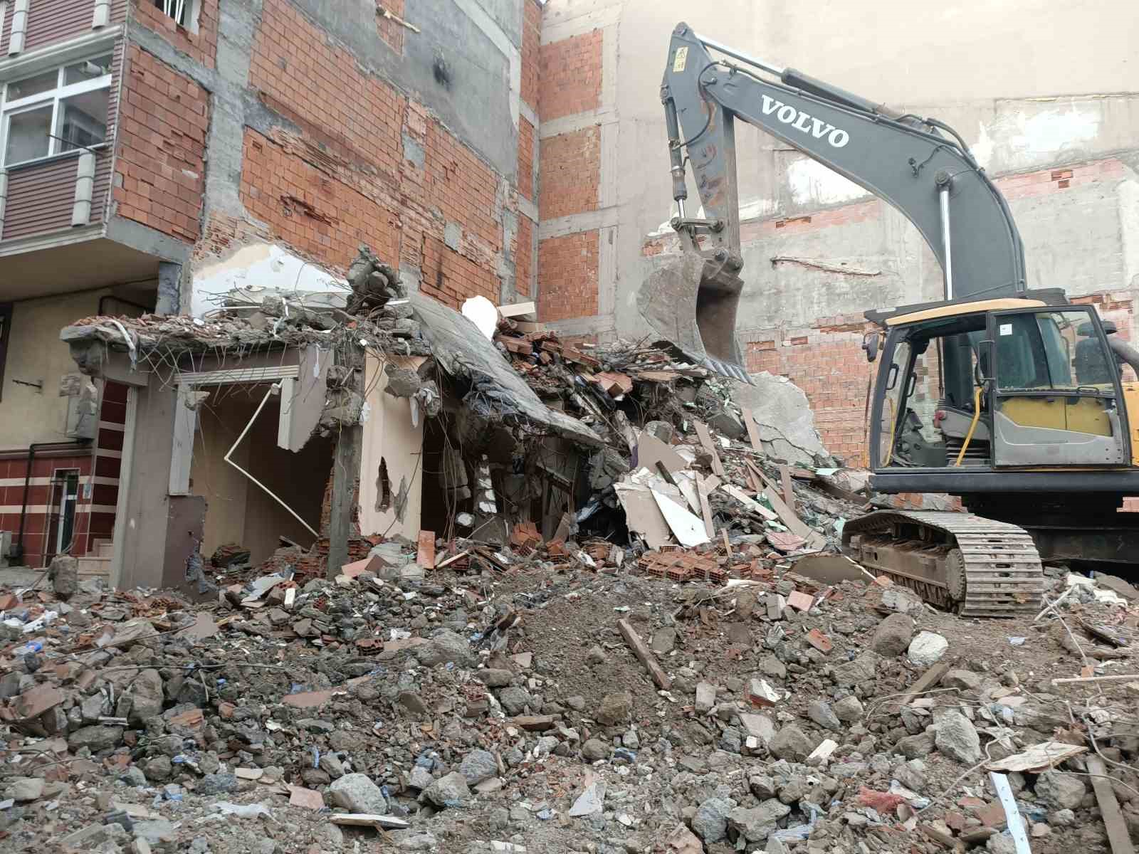İSTANBUL'UN SULTANGAZİ İLÇESİNDE YIKIMI YAPILAN APARTMANIN YANINDAKİ 3 BİNADA HASAR