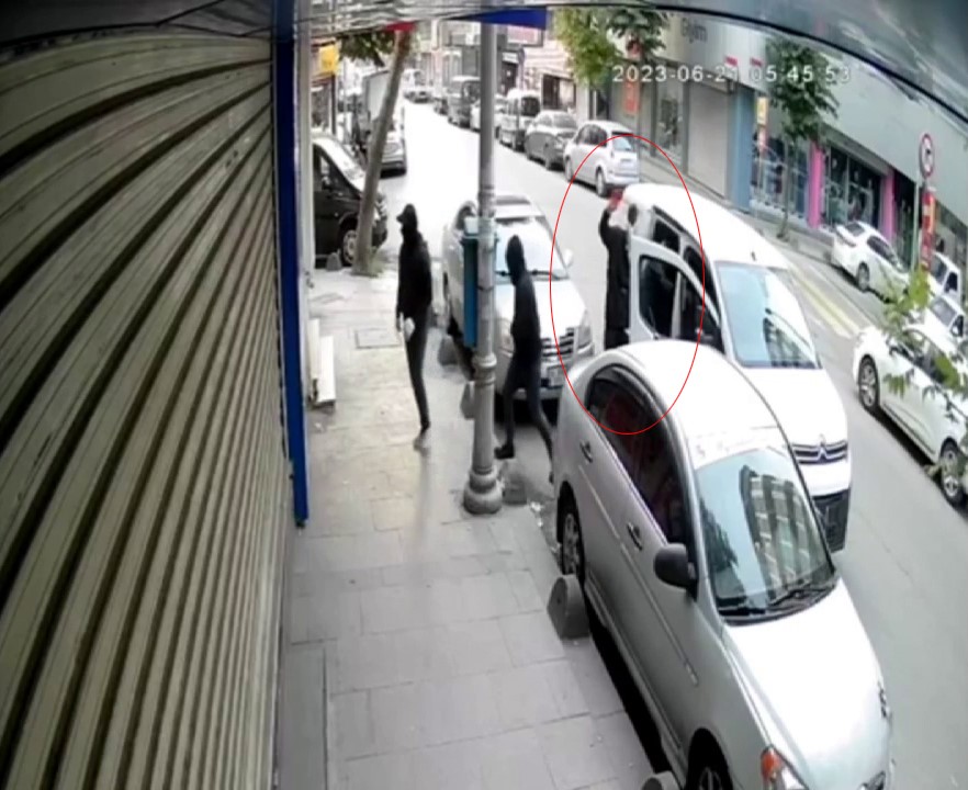 HIRSIZ, KENDİLERİNE BAĞIRAN KİŞİYE EL SALLADI