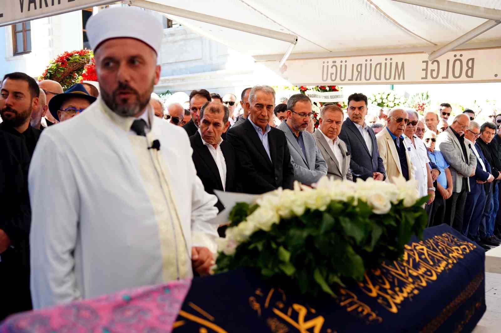 ESKİ GALATASARAY BAŞKANI ADNAN POLAT’IN ANNESİ SUNA POLAT, TEŞVİKİYE CAMİİ’NDE