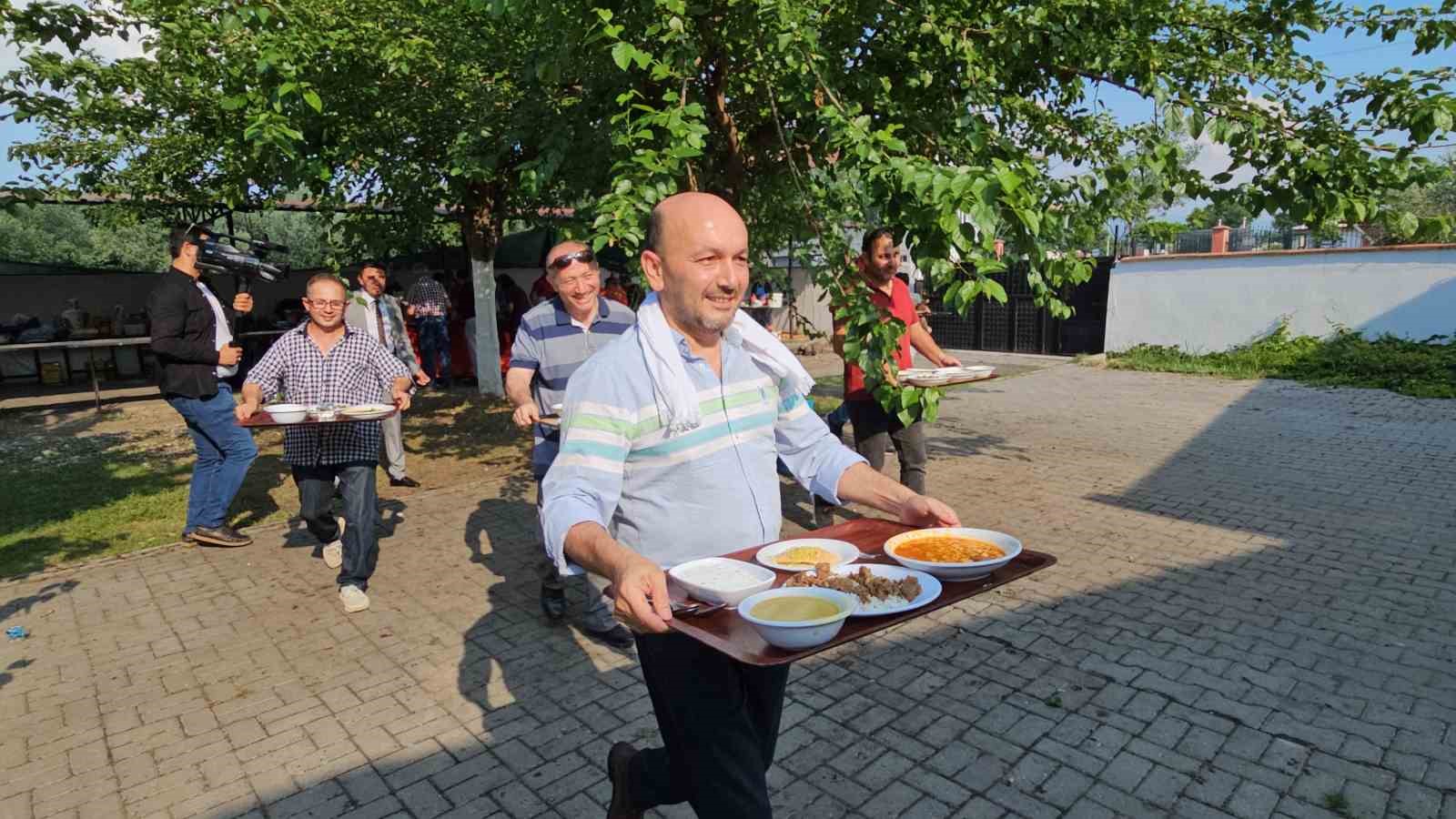 SÜNNET CEMİYETİNDE MÜDÜRLER YEMEK SERVİSİ YAPTI