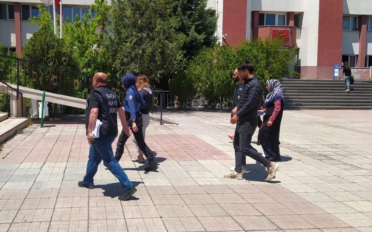 3 ŞÜPHELİ EMNİYETTEKİ İŞLEMLERİNİN ARDINDAN "UYUŞTURUCU TİCARETİ YAPMAK" SUÇUNDAN ADLİYEYE