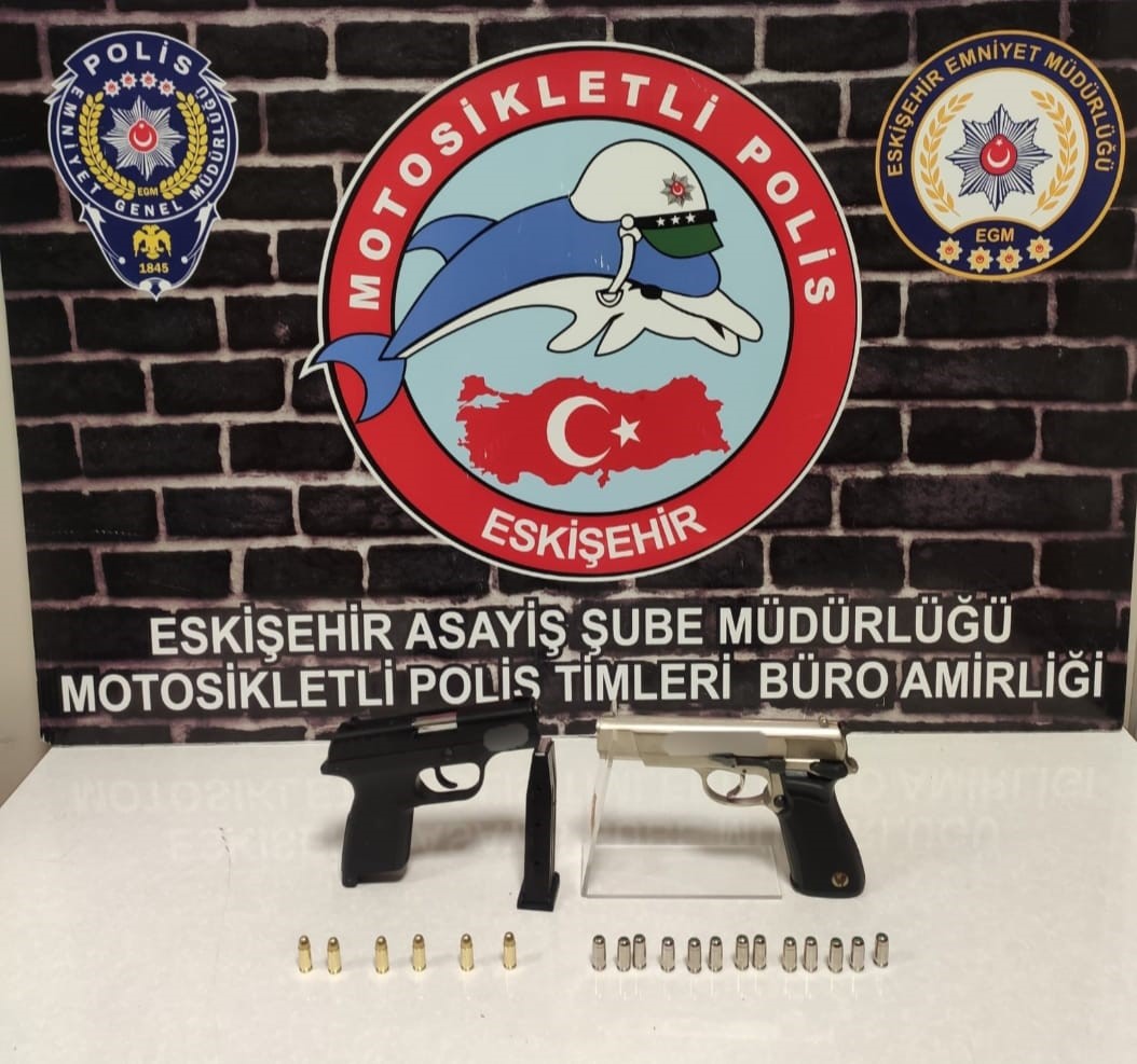 ARAMALARDA SİLAH VE ÇALINTI MOTOSİKLET ELE GEÇİRİLDİ.