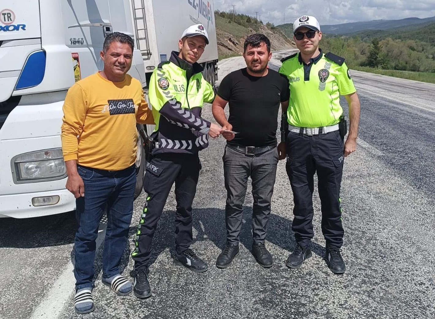 ERZİNCAN’IN REFAHİYE İLÇESİNDE TRAFİK EKİPLERİ SÜRÜCÜLERE MOLA VERDİREREK BİLGİLENDİRMEDE BULUNDU