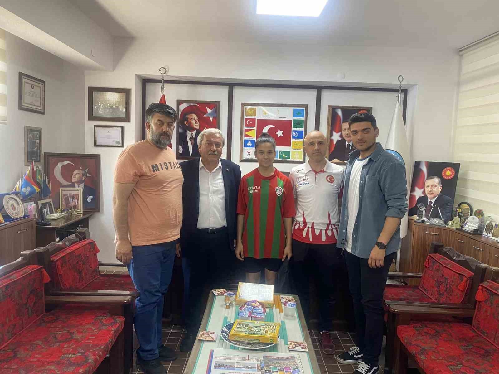 BAŞARILI TAEKWONDOCU ECRİN İLHAN VE OSMANELİ BELEDİYE BAŞKANI MÜNÜR ŞAHİN