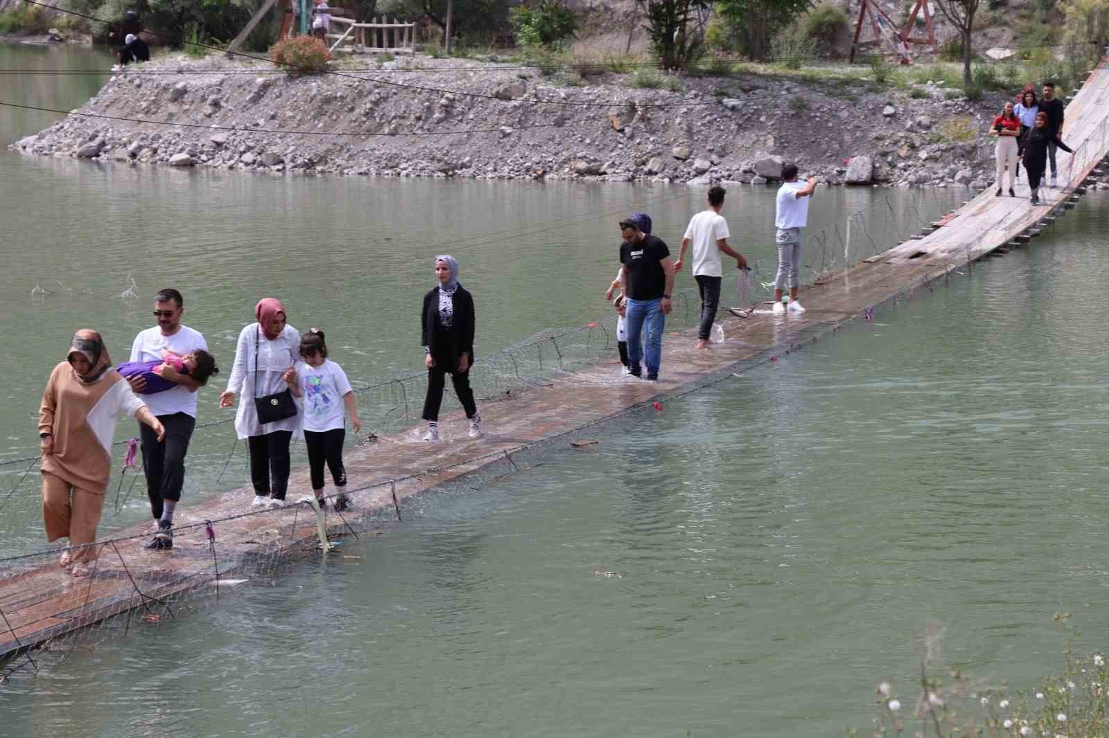 TORTUM GÖLÜ'NDE GÖRSEL AMAÇLI YAPILAN TAHTA KÖPRÜ, ÜZERİNDEN GEÇEN ZİYARETÇİLERİ