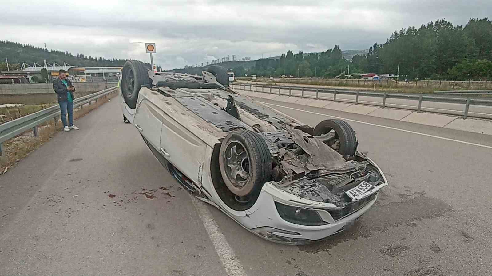 TOKAT'TA TAKLA ATAN ARAÇ KARŞI ŞERİDE GEÇTİ, ARAÇTA BULUNAN 1'İ