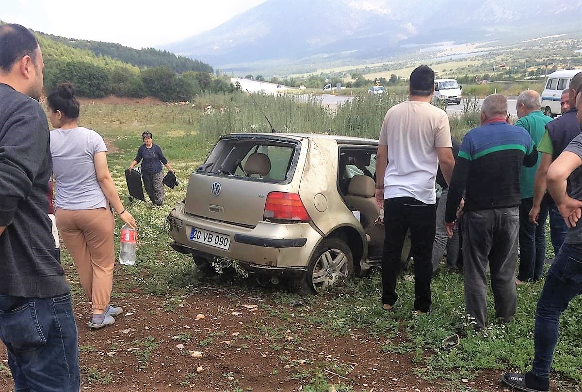 DENİZLİ’NİN SERİNHİSAR İLÇESİNDE KONTROLDEN ÇIKAN OTOMOBİLİN TAKLA ATARAK TARLAYA YUVARLANDIĞI