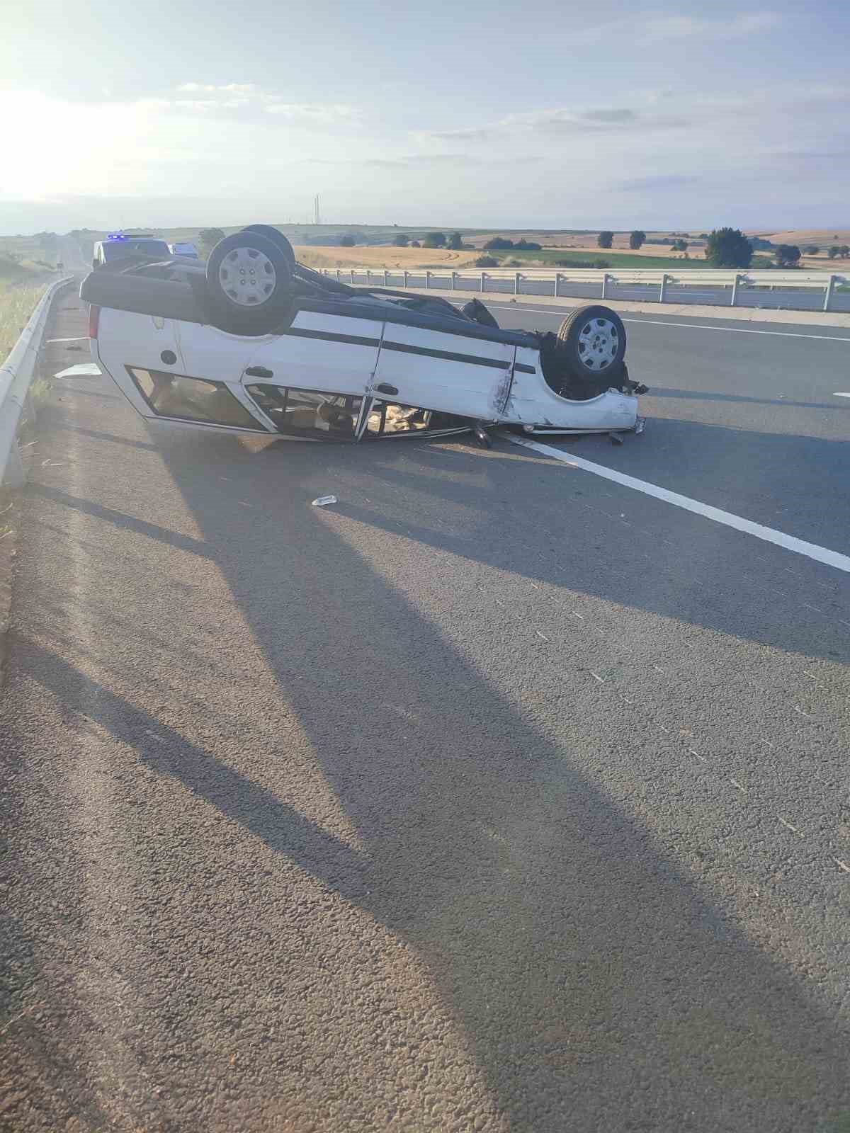 KEŞAN'DA TAKLA ATAN OTOMOBİLDE 3 KİŞİ YARALANDI