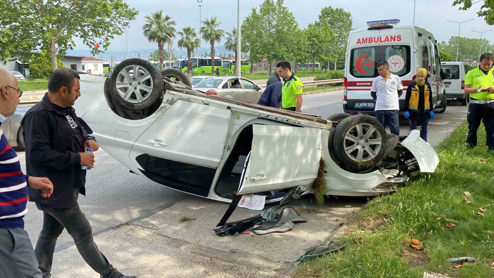 KOCAELİ'NİN İZMİT İLÇESİNDE OTOMOBİL İLE MİNİBÜS ÇAPIŞTI. ÇARPIŞMANIN ŞİDDETİYLE OTOMOBİL