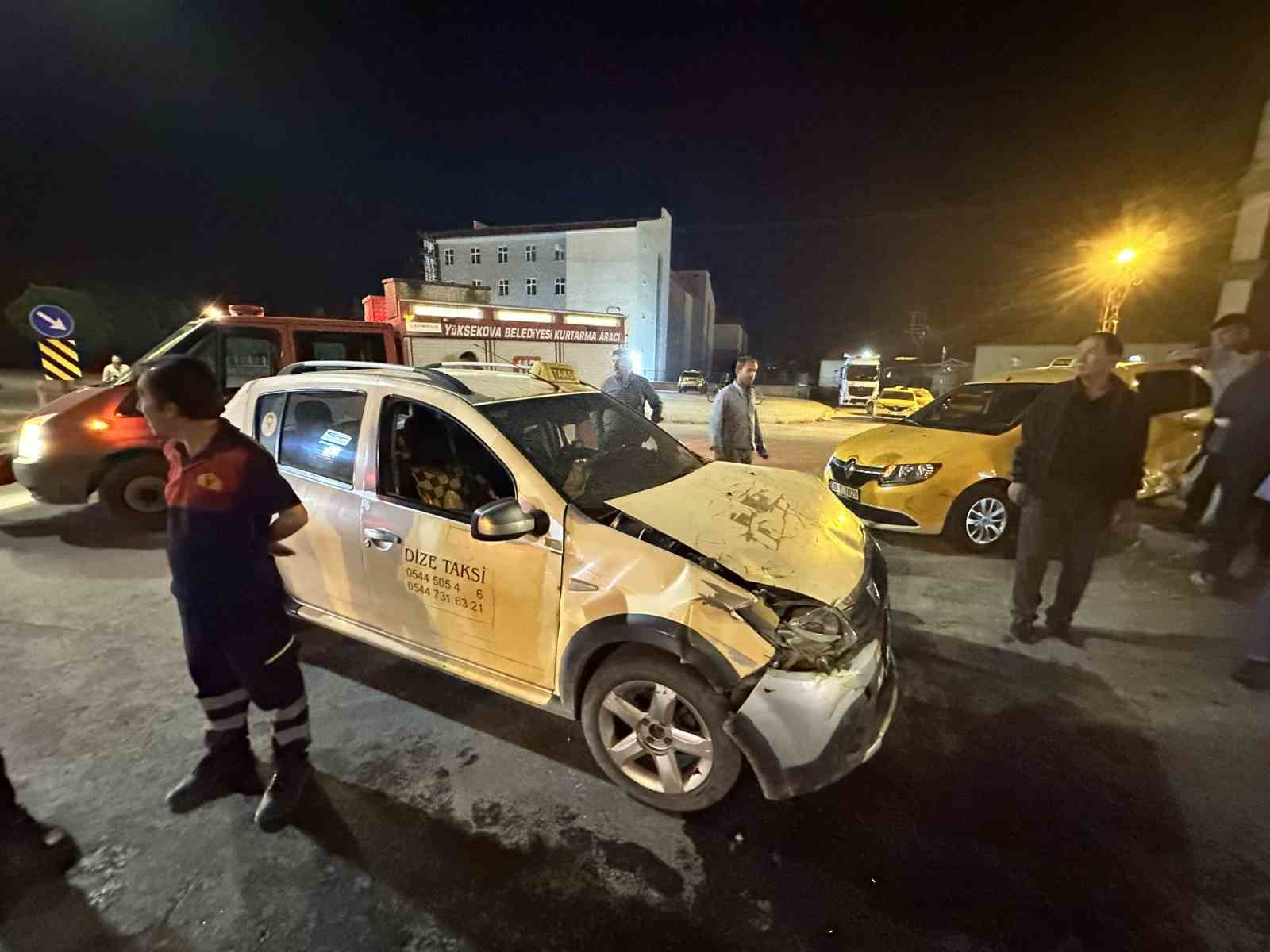 HAKKARİ’NİN YÜKSEKOVA İLÇESİNDE İKİ TAKSİNİN ÇARPIŞMASI SONUCU MADDİ HASAR MEYDANA