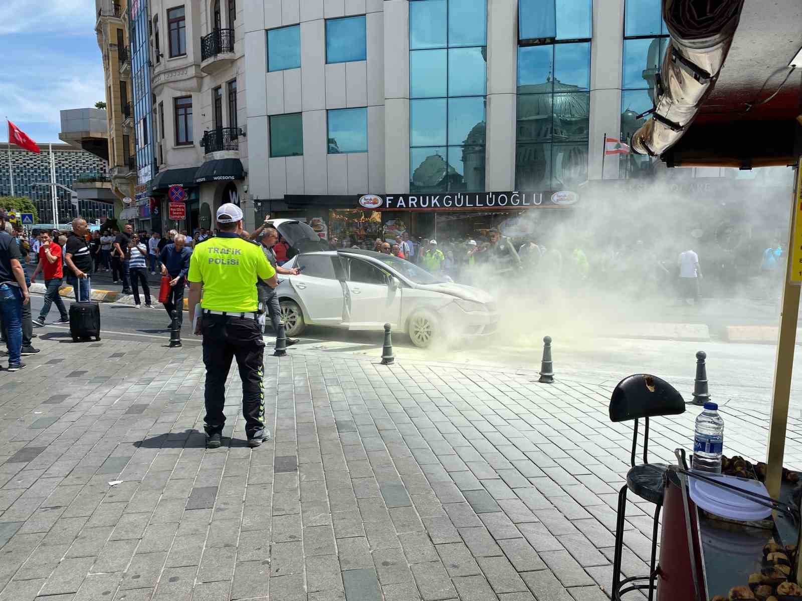 TAKSİM MEYDANI'NDA SEYİR HALİNDEKİ ARAÇ BİR ANDA ALEV ALDI.
