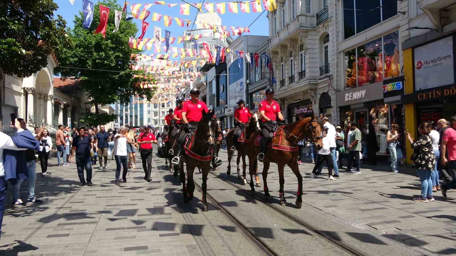TAKSİM'DE DEVRİYE GEZEN ATLI POLİSLER YOĞUN İLGİ GÖRDÜ. VATANDAŞLAR VE