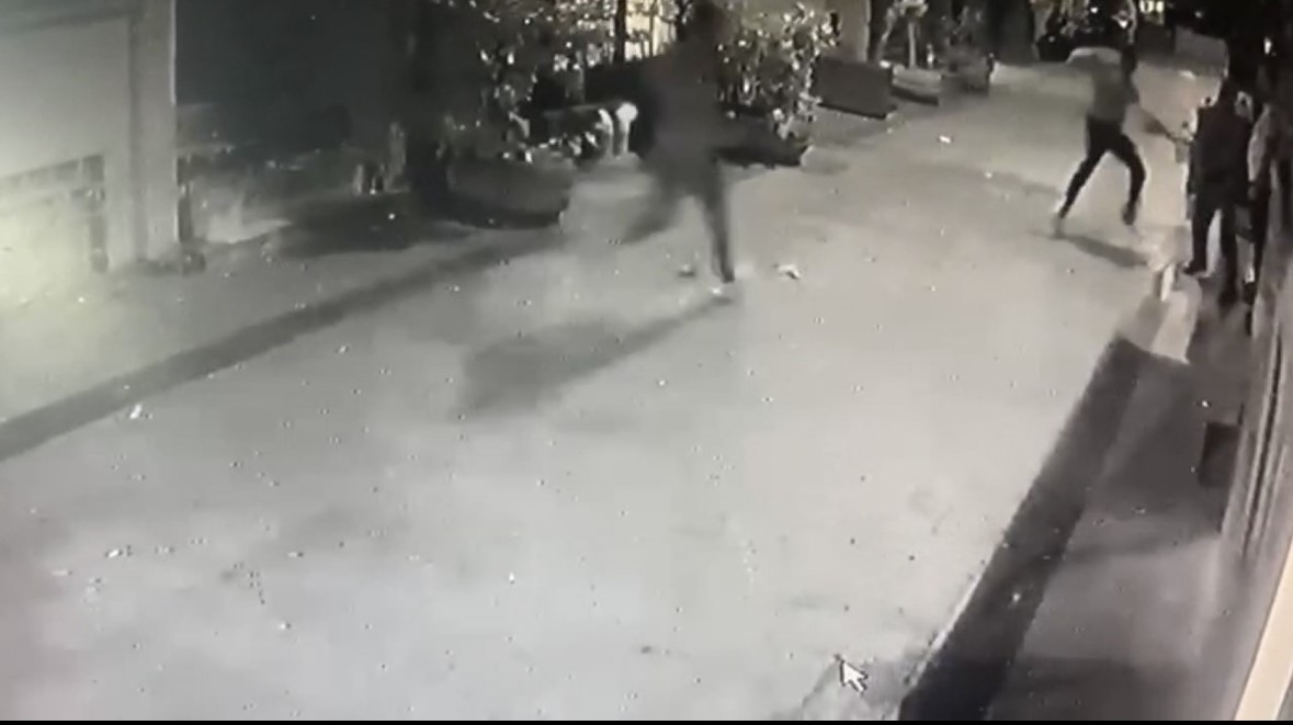 TAKSİM’DE BİR GECE KULÜBÜNDE YAN BAKMA NEDENİYLE KAVGA ÇIKTI. ELİNE