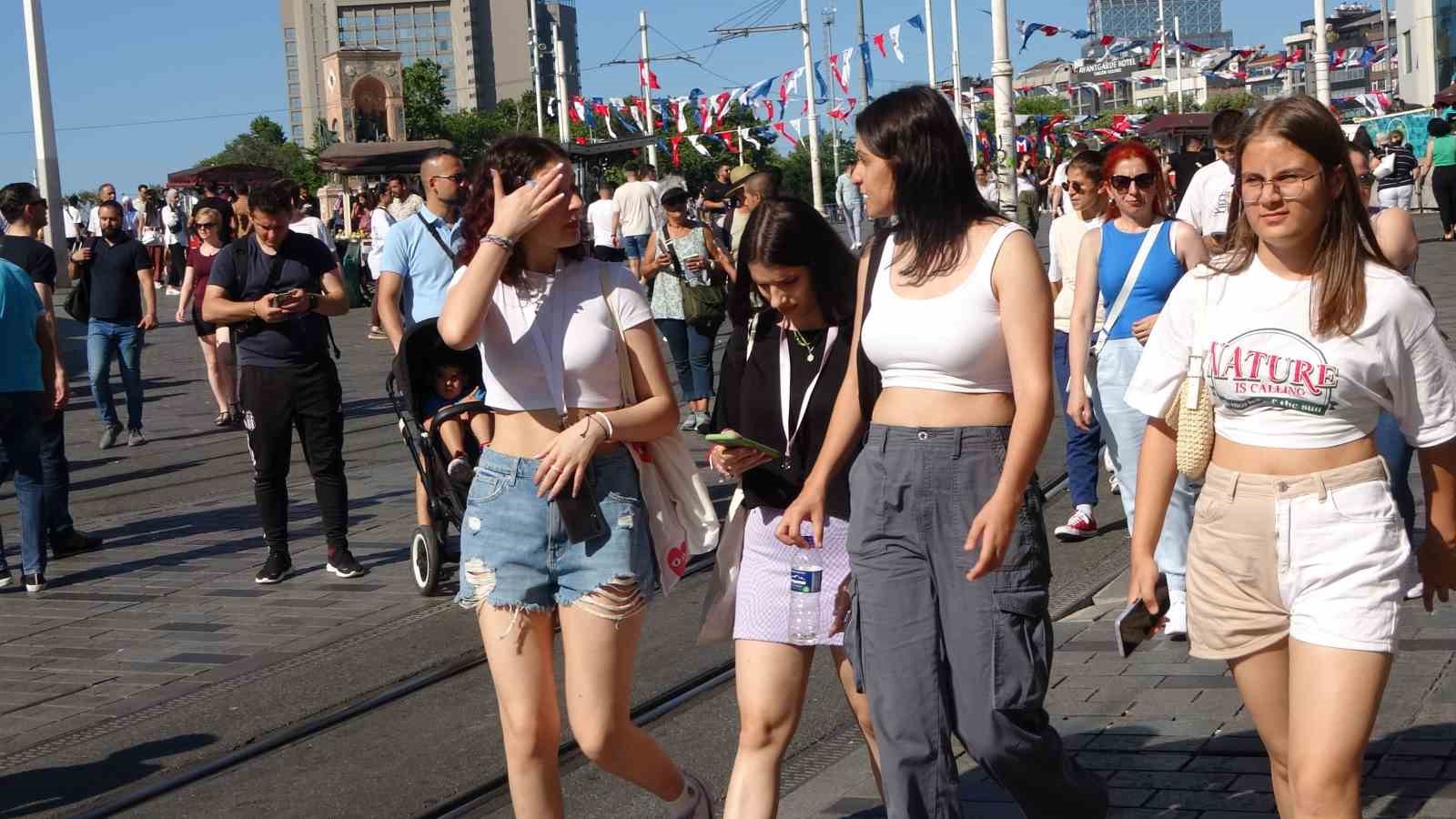 TAKSİM'DE SICAK HAVADAN DOLAYI VATANDAŞLAR ZOR ANLAR YAŞADI. ESNAF OLAN
