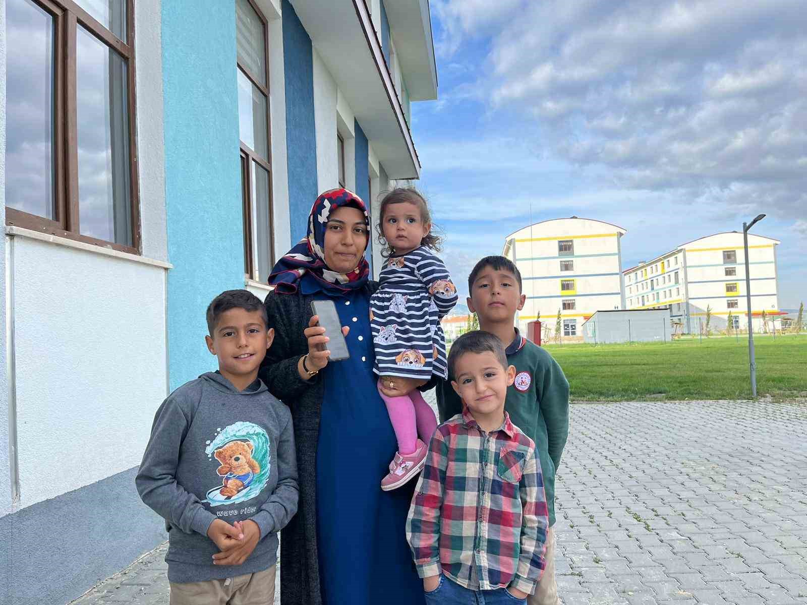SEMRA DEMİRTAŞ VE AİLESİ