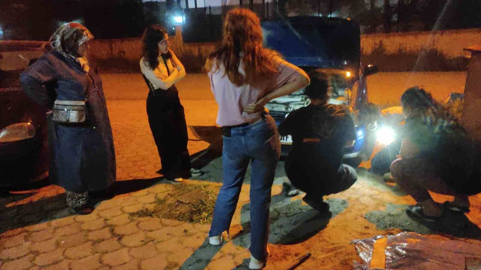 SAKARYA’NIN HENDEK İLÇESİNDE OTOMOBİLİN TAMPONUNA SIKIŞAN YAVRU KÖPEK İTFAİYE EKİPLERİNCE