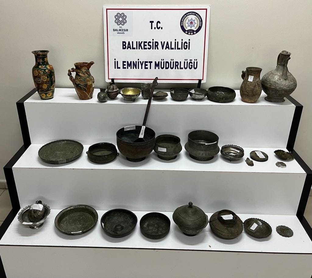 Tarihi eser operasyonunda ele geçirilenler polisi bile şaşırttı BALIKESİR'İN EDREMİT İLÇESİNDEKİ TARİHİ ESER OPERASYONUNDA ADETA HAZİNE ELE GEÇİRDİ.