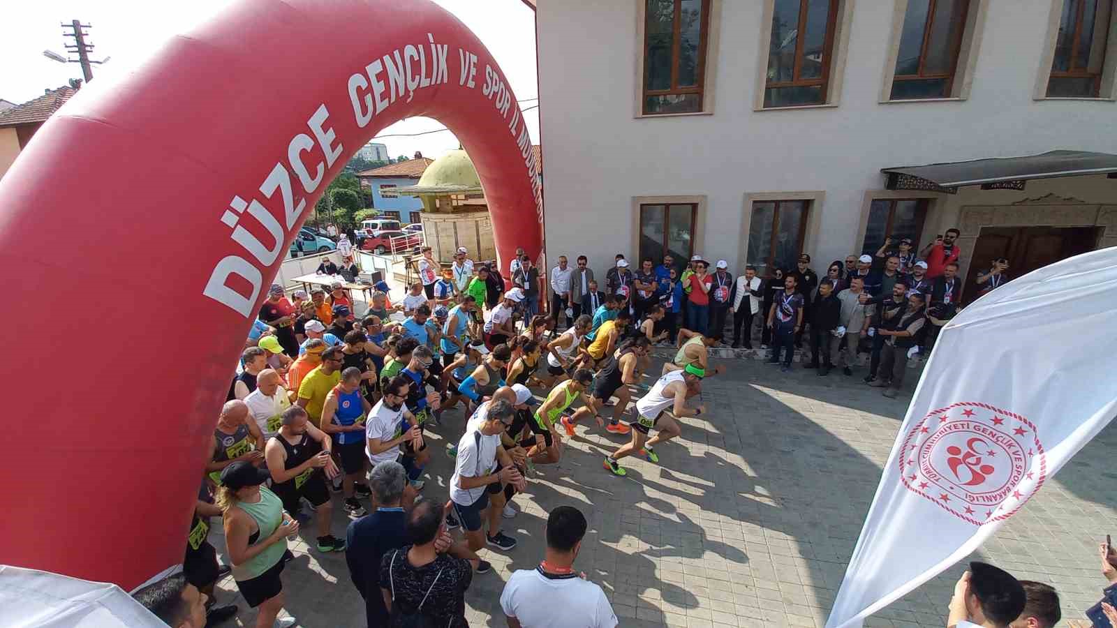 DÜZCE TARİHİ İPEK YOLU TRAİL KOŞUSU 700 ATLETİZMCİNİN KATIMI VALİ