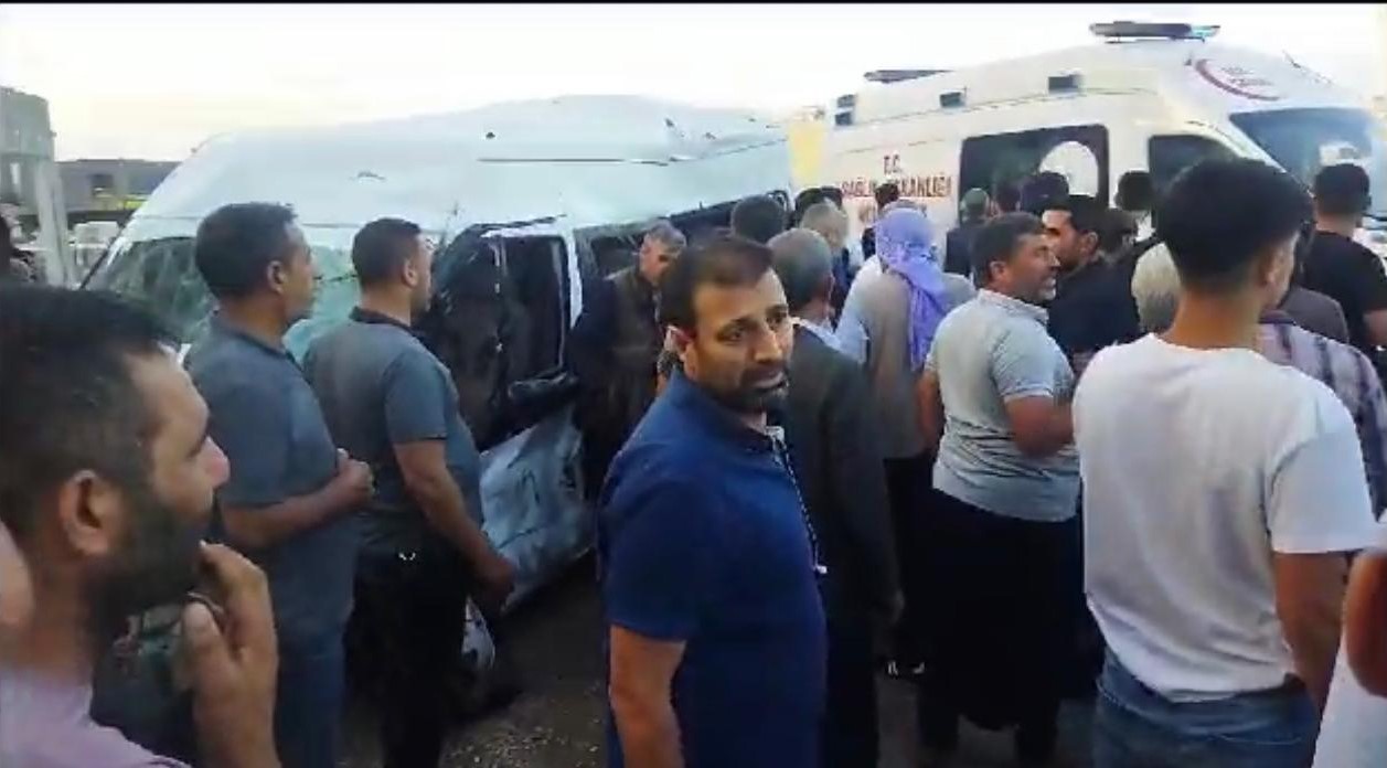 TARIM İŞÇİLERİN BULUNDUĞU MİNİBÜS TIR’LA ÇARPIŞTI: 21 YARALI