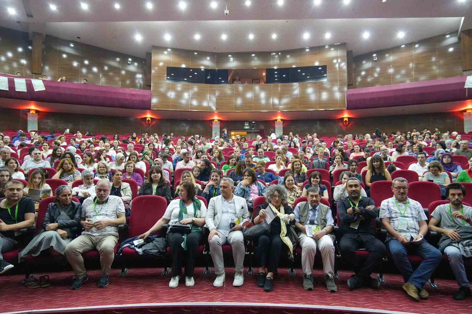 ÇEHOV VODVİL OYUNUYLA İZLEYENLERİ ADETA BÜYÜLEYEN TARSUS ŞEHİR TİYATROSU, İZMİRLİ