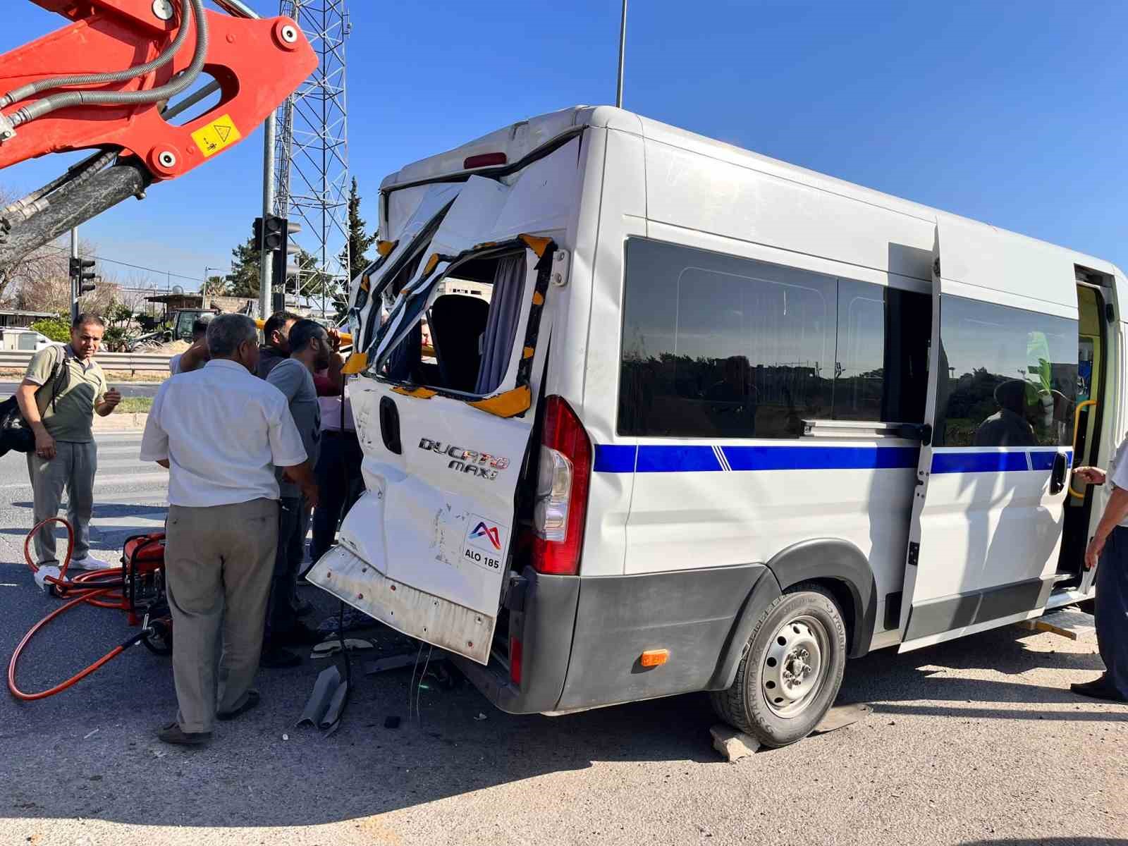 MERSİN’İN TARSUS İLÇESİNDE İŞÇİ SERVİSİNİN KAMYONA ÇARPTIĞI KAZADA 8 KİŞİ