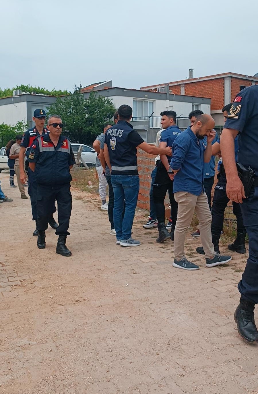 İZMİR’İN ÇEŞME İLÇESİNDE BİR KİŞİ, İDDİALARA GÖRE AİLEVİ SEBEPLERDEN ÖTÜRÜ