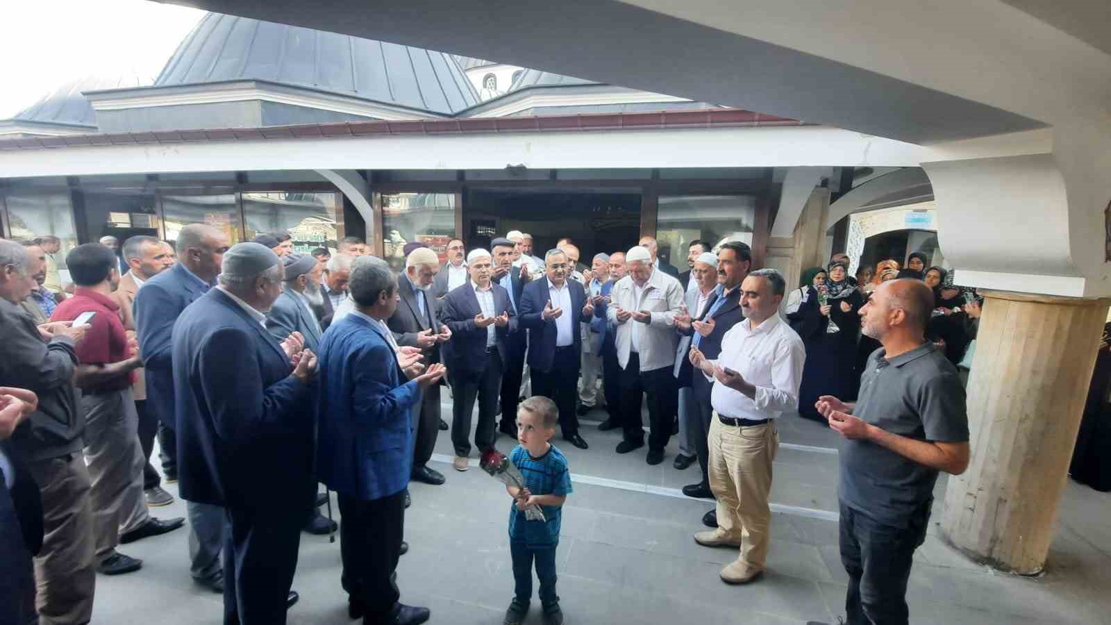 BİTLİS'İN TATVAN İLÇESİNDE DİYANET İŞLERİ BAŞKANLIĞININ ORGANİZASYONUYLA KUTSAL TOPRAKLARA GİDECEK