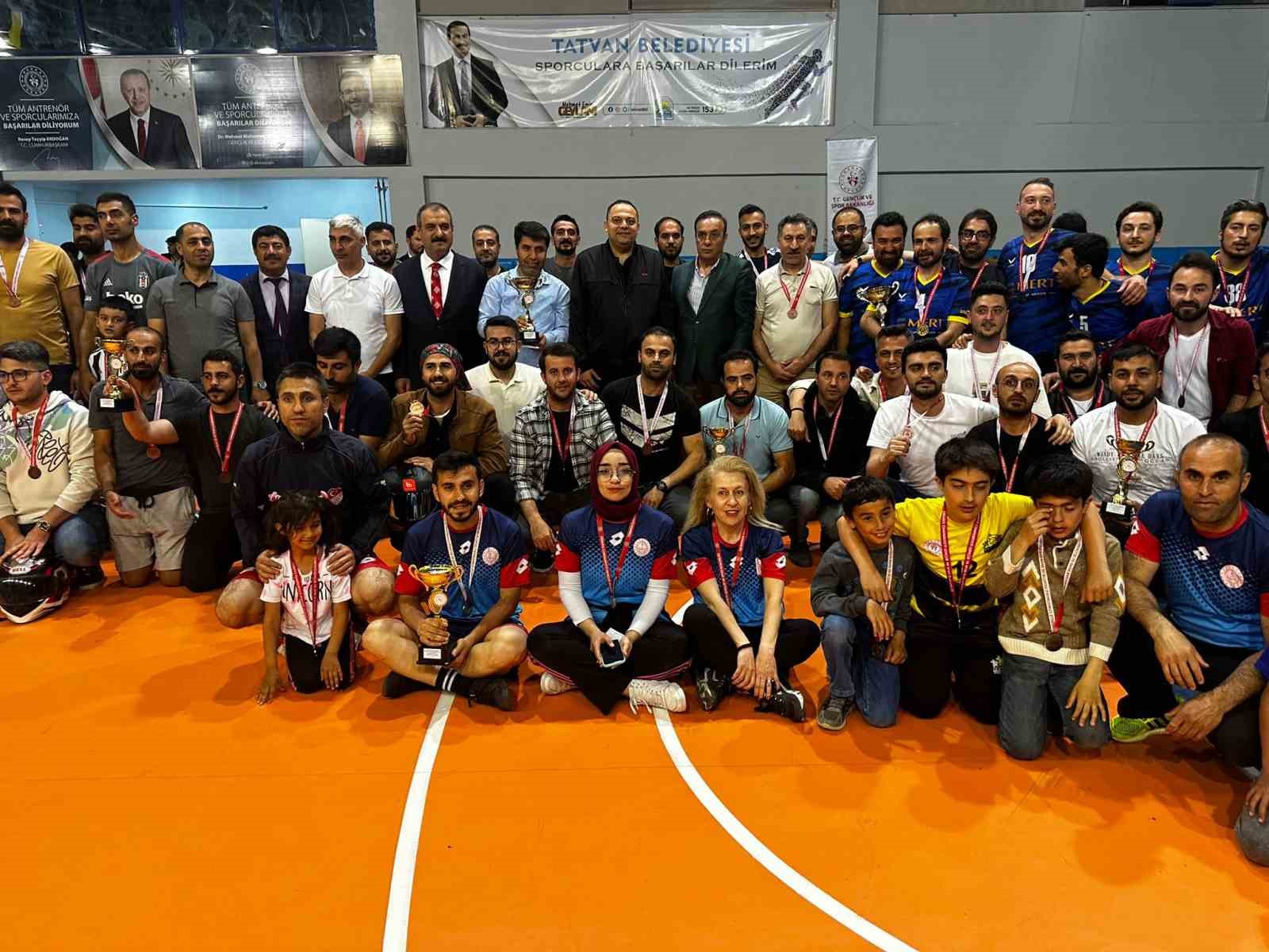 BİTLİS’İN TATVAN İLÇESİNDE OKULLAR ARASI ÖĞRETMENLER VOLEYBOL VE FUTBOL TURNUVALARI