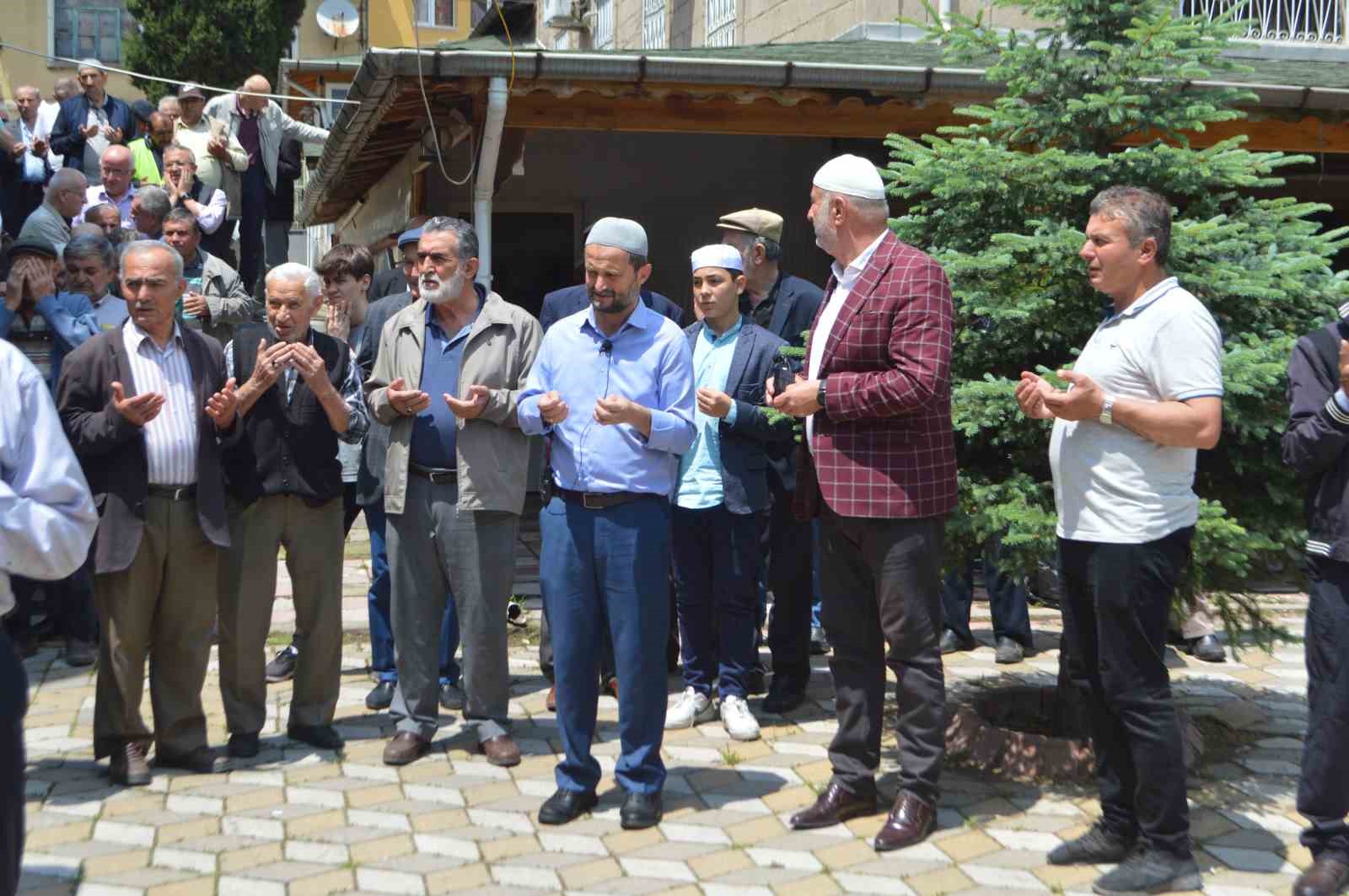 TAVŞANLI'DA ŞÜKÜR KURBANLARI KESİLEREK DUALAR EDİLDİ
