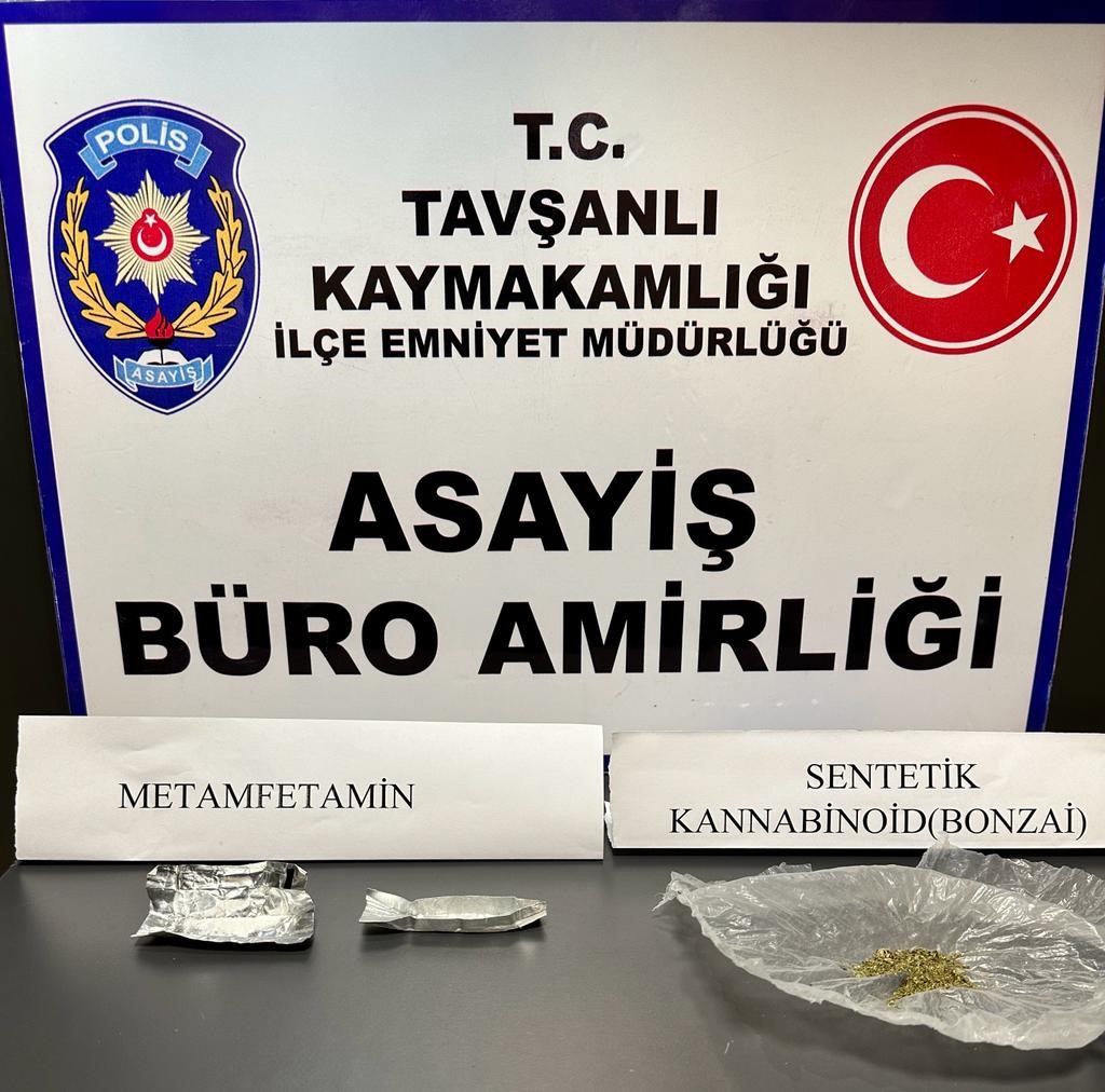 TAVŞANLI’DA DURDURULAN ARAÇTA UYUŞTURUCU ELE GEÇİRİLDİ